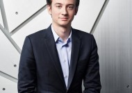 戴着智能手表的官员是谁？智能手表在官员中的使用情况如何？