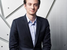 戴着智能手表的官员是谁？智能手表在官员中的使用情况如何？