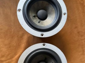捷力低音炮发出噗噗声的原因是什么？