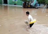 中考赶上暴雨，湖南龙山县一学生游泳出行，少量考生迟到，将启用备用卷
