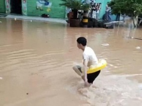 中考赶上暴雨，湖南龙山县一学生游泳出行，少量考生迟到，将启用备用卷