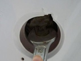 夏季热水器排污口清洗方法（轻松解决夏季热水器排污口堵塞问题）