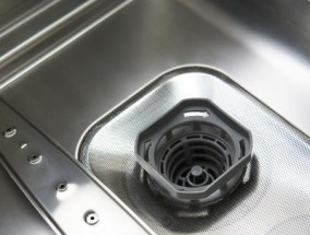 解决洗碗机底部积水问题的有效方法（应对洗碗机底部积水的关键步骤与技巧）