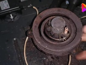燃气灶螺丝清洗方法大揭秘（教你轻松应对燃气灶螺丝堵塞问题，远离危险隐患）