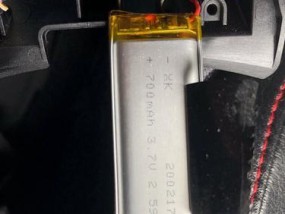 蓝牙耳机前盖的打开方法是什么？打开前盖后如何更换电池？