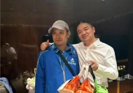 刘强东入住四季酒店点外卖，给外卖小哥发千元小费，豪掷1000元打赏骑手！