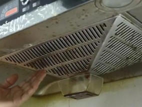 如何彻底清洗小油烟机上的油垢（简单有效的清洗方法让你的小油烟机恢复如新）