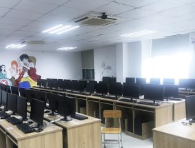 机房中台式电脑的开机步骤是什么？