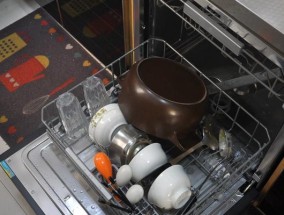 轻松学会使用自动洗碗机的正确清洗方法（让餐具焕然一新的关键技巧）