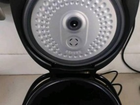 如何修理电饭煲盖子（简单步骤教你解决常见问题）