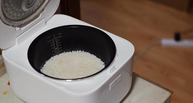 电饭煲煮饭加热全解析（了解电饭煲的煮饭和加热功能）  第1张