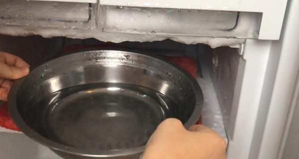 冰柜化冰水的处理方法（如何将冰柜中的冰块转化为冷饮的有效方法）  第1张