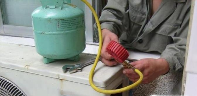 汽车空调加氟操作流程详解（学会正确的汽车空调加氟方法）  第1张