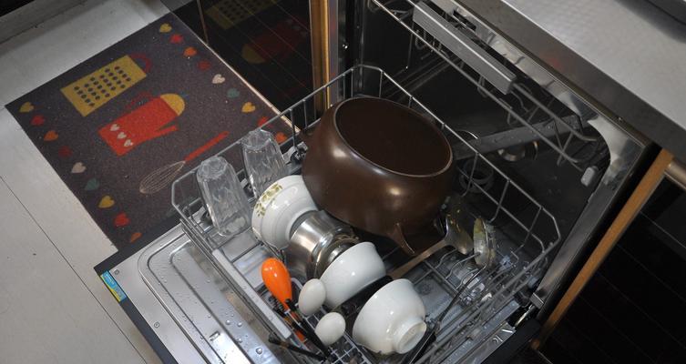 轻松学会使用自动洗碗机的正确清洗方法（让餐具焕然一新的关键技巧）  第1张
