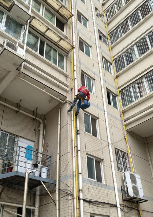 高空清洗油烟机的有效方法（技巧与注意事项）  第1张