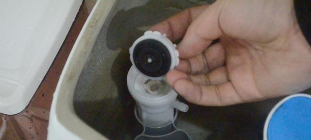 马桶水箱一直流水问题的修理指南（解决马桶水箱持续流水的实用方法）  第1张