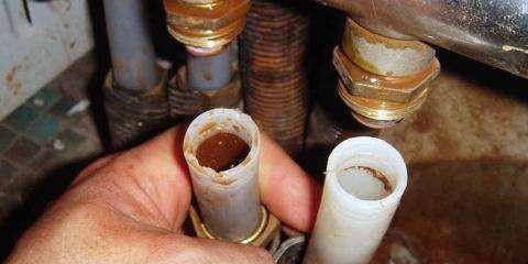 壁挂炉水管有水的原因及解决方法（解析壁挂炉水管滴水问题）  第1张