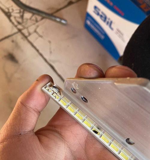 电视机屏幕进水的处理方法（如何修复电视机屏幕进水的故障）  第1张