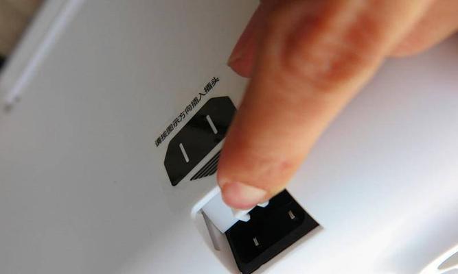 冰柜排水孔清洗方法（轻松解决冰柜排水孔堵塞问题的实用技巧）  第3张