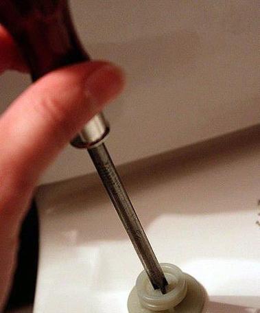 如何更换损坏的马桶盖（简单教程和关键步骤）  第3张