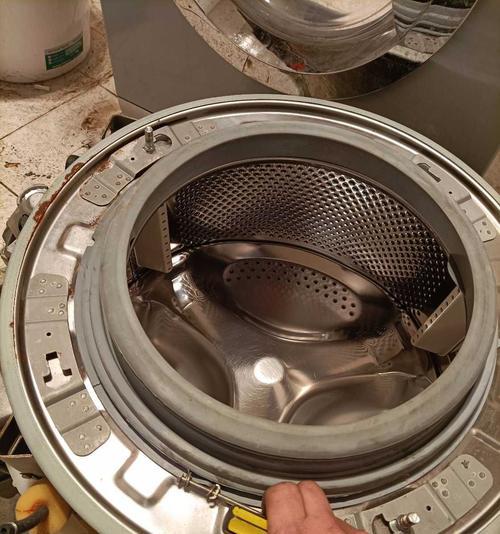 如何正确清洗洗衣机水位器（简单操作让洗衣机水位器保持洁净明亮）  第2张