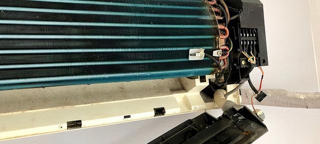 挂式空调滤网的清洗方法及注意事项（轻松学会清洗挂式空调滤网）  第3张