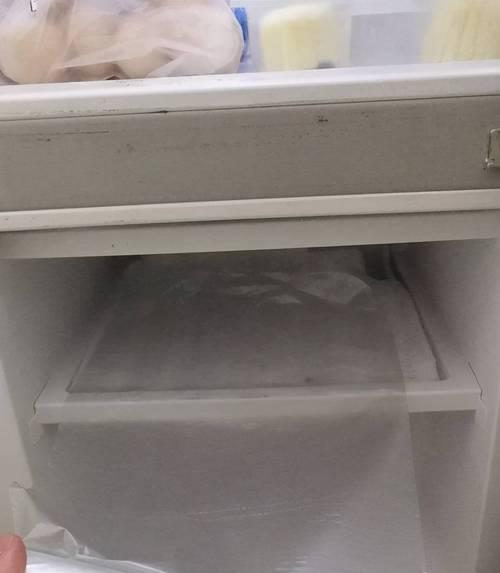冰柜里的冰块如何处理？（巧妙利用冰块，让生活更便捷）  第2张