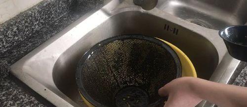 以油烟机碱性清洗方法为主题的文章（探索高效清洁油烟机的新方法）  第1张