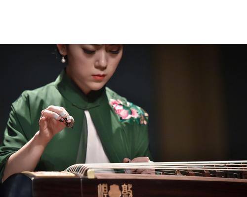 邓紫棋的键盘手水平如何？她的演奏特点是什么？  第3张