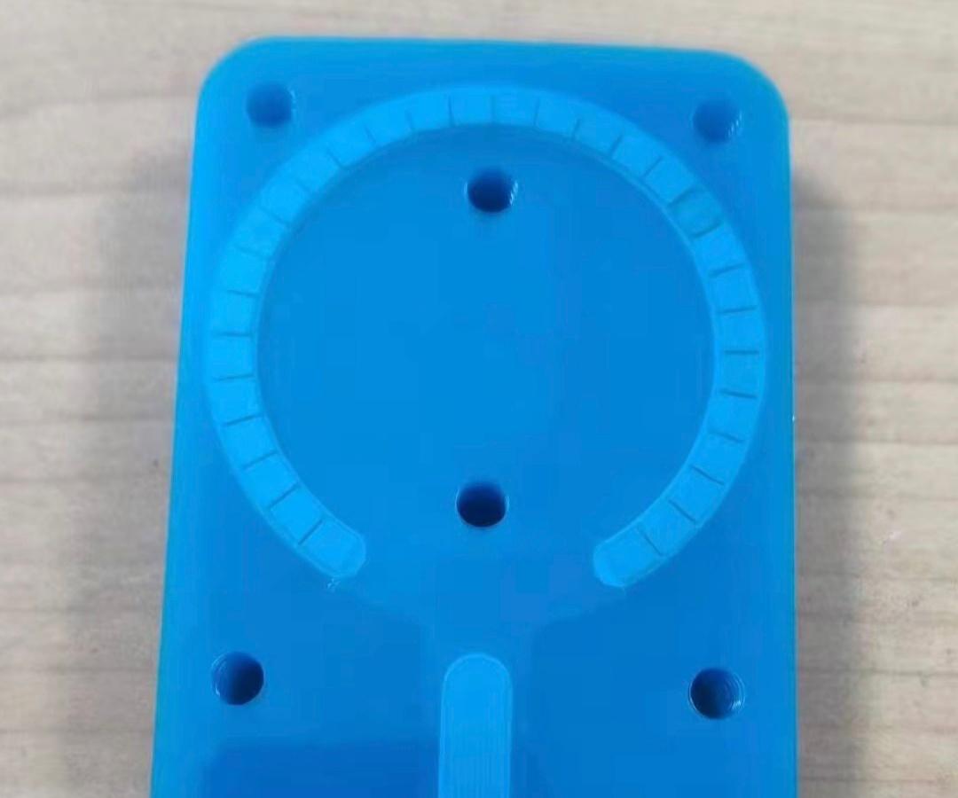 iPhone 17 Pro新MagSafe设计曝光：圆形底部带开口，系统磁圈布局做了调整  第5张