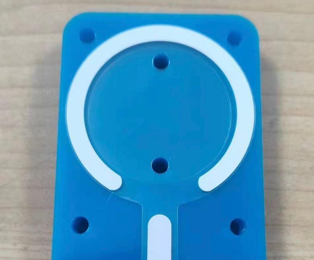 iPhone 17 Pro新MagSafe设计曝光：圆形底部带开口，系统磁圈布局做了调整  第4张