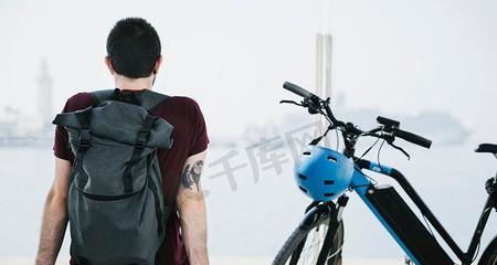 怎么拍骑电瓶车的人背影？最佳角度和技巧是什么？  第1张