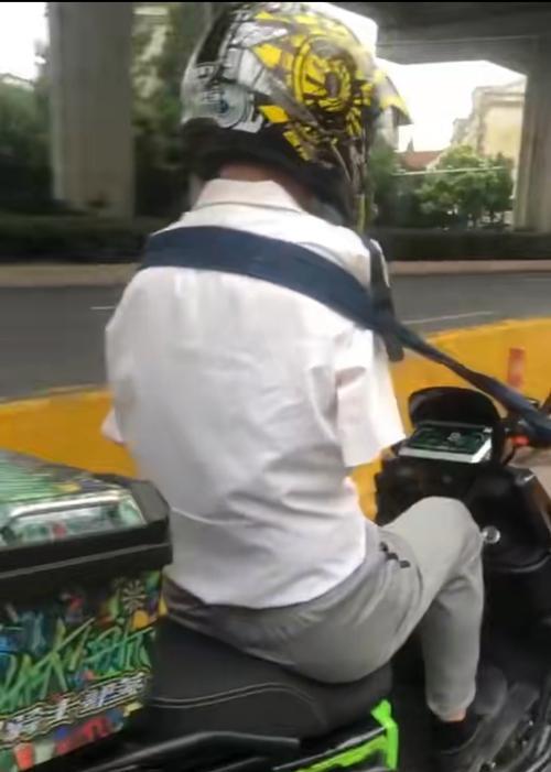 怎么拍骑电瓶车的人背影？最佳角度和技巧是什么？  第3张